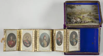Box with accordion book, with prints from Allied Sovereigns and Commanders