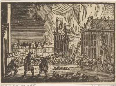Brandweermannen blussen een brandend huis aan een marktplein te Haarlem