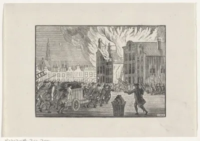 Brandweermannen snellen naar een brandend huis aan een marktplein