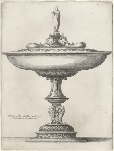 Brede schaal met een ornamentele steel