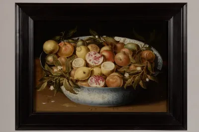 Citrons, grenades et branches de citronnier dans une coupe en porcelaine de Chine