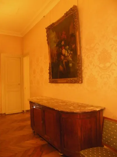 Cuvette d'or avec des fleurs