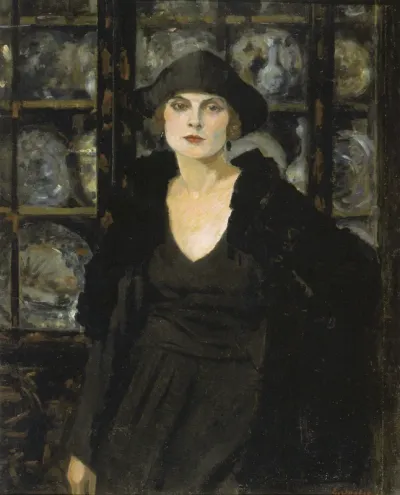 Dame in Schwarz vor einer Vitrine