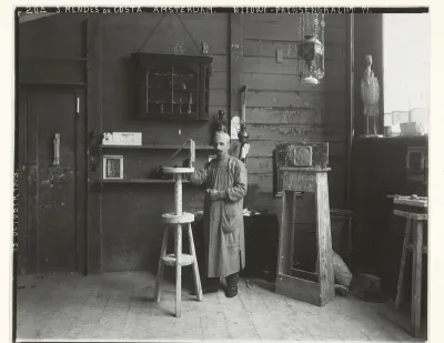 De beeldhouwer Joseph Mendes da Costa in zijn atelier, Nieuwe Prinsengracht 71, Amsterdam