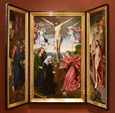 De kruisdraging (links), de kruisiging (midden), de opstanding (rechts)