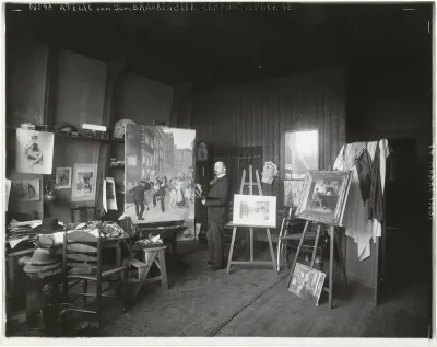 De schilder en tekenaar Johan Braakensiek in zijn atelier, Sarphatipark 42, Amsterdam