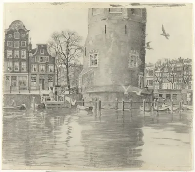 De voet van de Montelbaanstoren vanaf het water van de Oudeschans