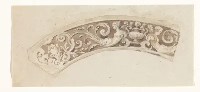 Deel van een schotelrand met ranken en figuren