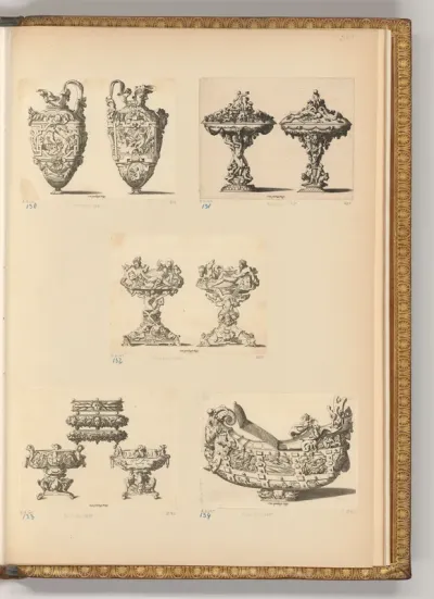 Diverse Gefäße mit Ornamenten