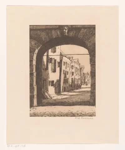 Doorkijk door poort op een straat