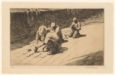 Drie mannen bezig met het breeuwen van het dek van een schip