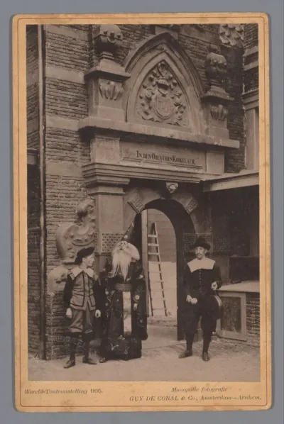 Drie mannen in kostuum op de Wereldtentoonstelling van 1895 in Amsterdam