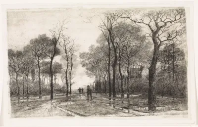 Drie mensen op een weg met aan weerskanten bomen