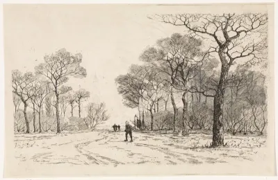 Drie mensen op een weg met aan weerskanten bomen