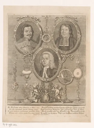 Drie portretten van de gebroeders Tauber, hangend boven vier voorbeelden van hun edelsmeedkunst