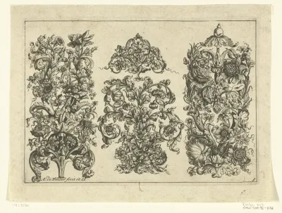 Drie verticale stroken met bladranken en bloemen