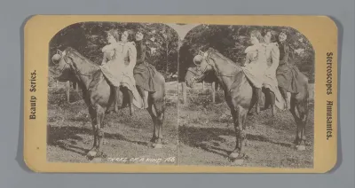 Drie vrouwen tezamen gezeten op één paard