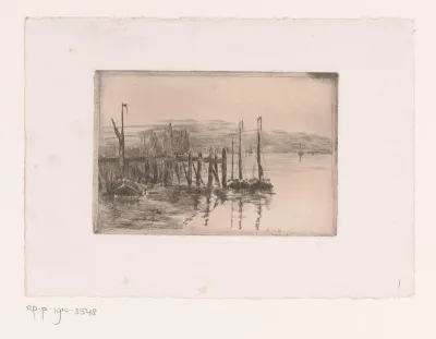 Drie zeilboten bij een pier aan de kust