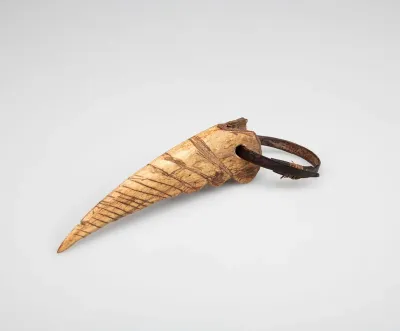 Earring with a beak as pendant