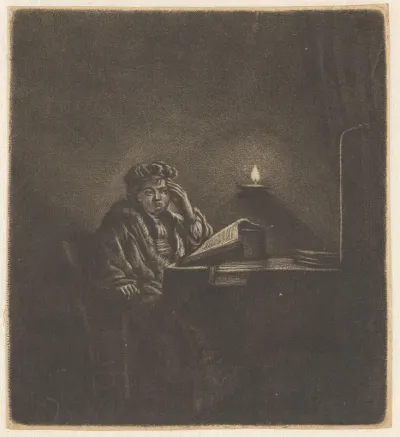 Een student aan tafel bij kaarslicht