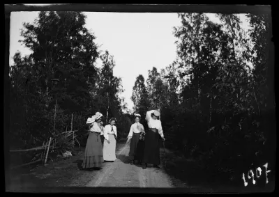 Elma, Blenda ja Elsa Simberg Niemenlautan tiellä,  Jette Heyno todennäköisesti vasemmalla