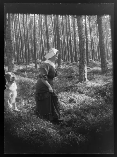 Elsa Simberg ja Sarto Niemenlautan metsässä