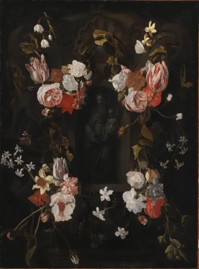 En blomsterkranset niche med en stenfigur af Madonna