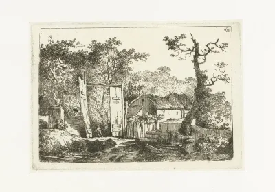 Erf met een houten poort met openstaande deuren