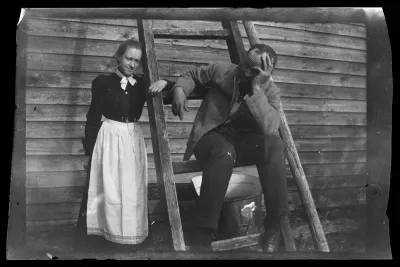 Erna ja Hugo Simberg Keltaisen huvilan tikapuilla
