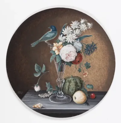 Et glas med blomster på et bord, ved siden ligger et æble, et kirsebær, en melon, en ribsklase, på glassets rand sidder en lille fugl, svensk bogfinke.