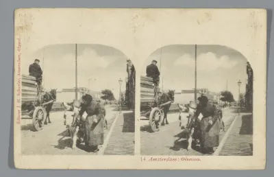 Ezelkar en een paardenkar op de Overtoom in Amsterdam
