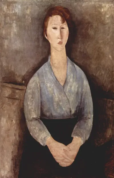 Femme assise avec un chemisier bleu