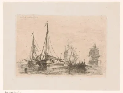 Figuren in een roeiboot op het water tussen de zeilboten