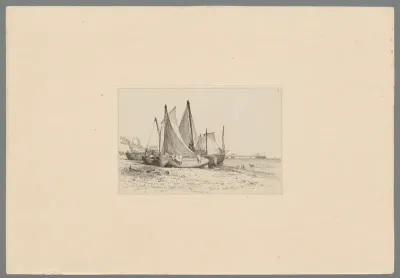 Figuren zitten in kleine zeilboten op het strand van Brighton, rechts uitzicht op de pier