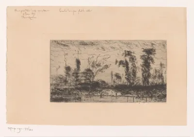 Figuur op de oever van een rivier met bomen op de achtergrond