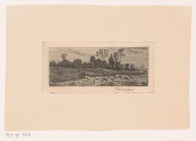 Figuur op een veld voor een bosrand