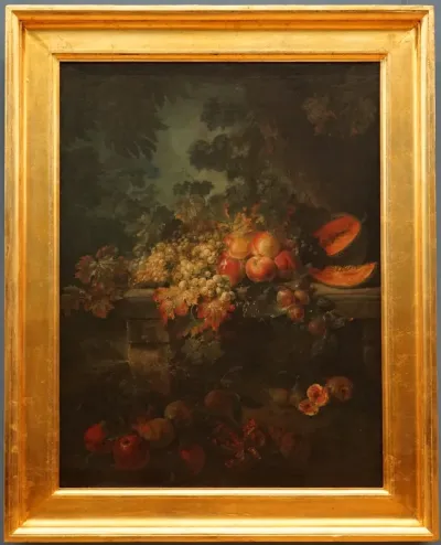 Fleurs, fruits et raisins sur un banc de pierre dans un paysage