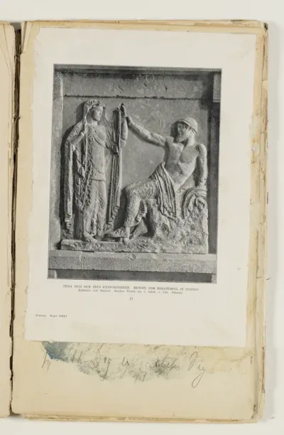 Foto af græsk metoperelief forestillende "Hera blotter sig for Zeus"