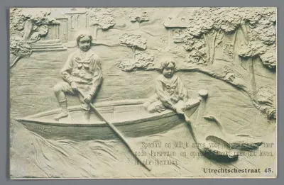 Fotoreproductie van reliëf van kinderen in een roeiboot als reclame voor een fotograaf
