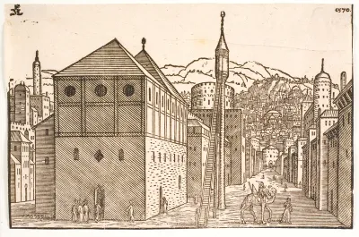 Gade, t.v. moské og fritstående minaret med udvendig trappe
