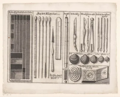 Geopende instrumentenkist met zonnewijzer, schelpen, schrijfgerei en dergelijke