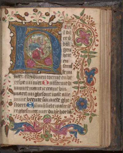 Getijdenboek met zeven gehistoriseerde initialen waarbij in het oog van de initialen gravures zijn geplakt, met gedecoreerde initialen en penwerk