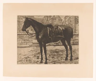 Gezadeld paard met gebouwen op de achtergrond