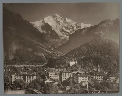 Gezicht in Interlaken, in de verte de Jungfrau