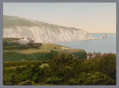 Gezicht op Alum Bay op het Isle of Wight, rechts in de verte de Needles