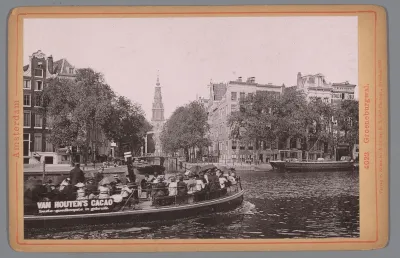 Gezicht op Binnen-Amstel bij Groenburgwal te Amsterdam