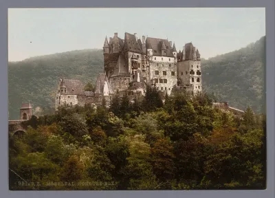 Gezicht op Burg Eltz nabij Wierschem aan de Moezel