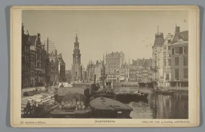 Gezicht op de Amstel in Amsterdam, met op de achtergrond de Munttoren