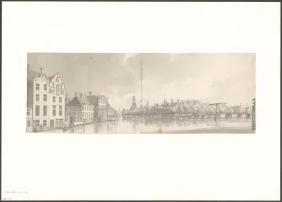 Gezicht op de Amstel met links de Kloveniersdoelen en rechts de Halvemaansbrug