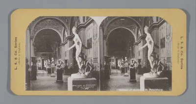 Gezicht op de beeldengalerij van de Hermitage in Sint-Petersburg